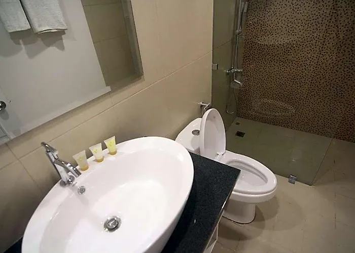 Отель Bryan Makati Near Airport 4*